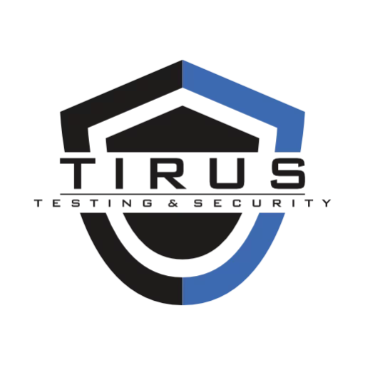 Logo firmy Tirus przedstawiające tarczę w kolorach czarnym i niebieskim z nazwą "TIRUS" umieszczoną w centralnej części.